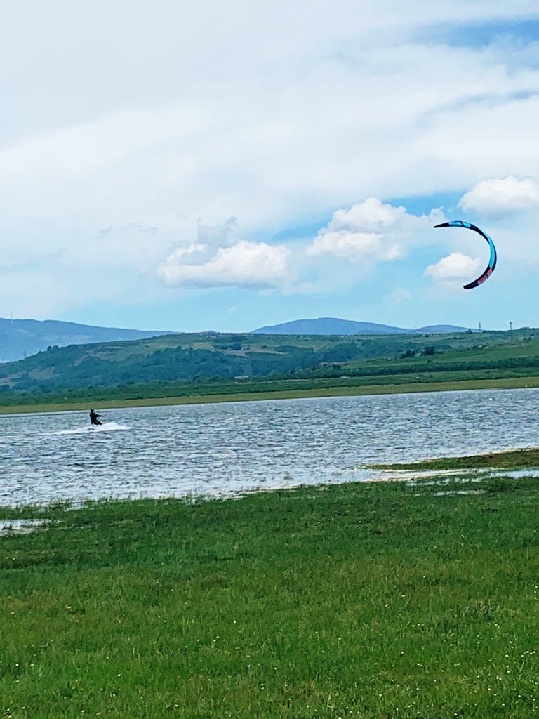 Día de kite hasta que bajó la niebla, disfrutando del viento en el embalse del Ebro. #kitesurf #kitesurfing