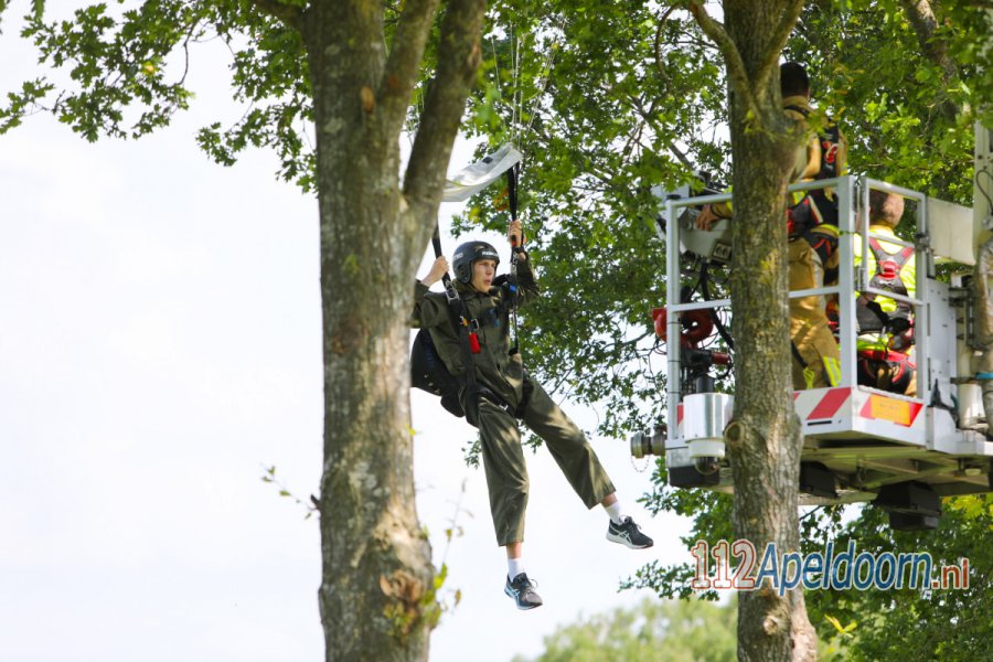 Parachutist in #Teuge licht gewond bij landing in boom. 112Apeldoorn.