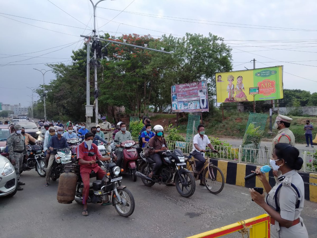 PoliceVzm's tweet photo. Smt B.Raja Kumari, IPS, SP, VZM District personally supervised curfew situation on 26-06-2021 as part of #curfewimplementation. @APPOLICE100 @dgpapofficial https://t.co/jTqJrY36Qj