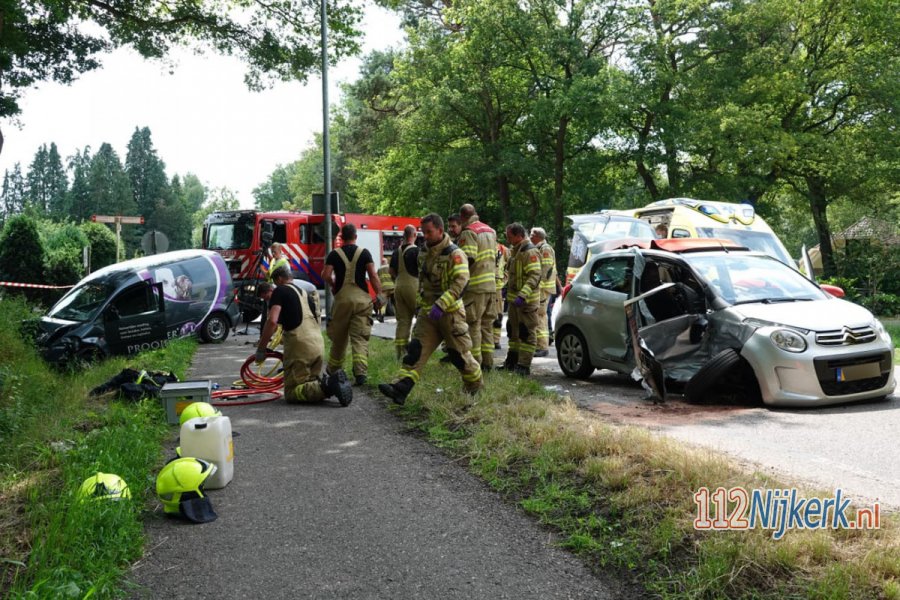 Twee zwaargewonden bij ongeval op de Voorthuizerweg in #Nijkerk. 112Nijkerk.