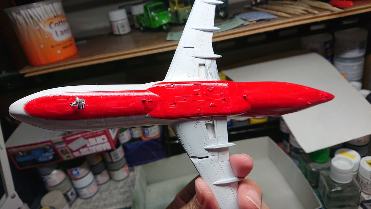 w9yqKI1JPFdHqzv's tweet photo. #BER4EVR
#Revell
お久しぶりです。
ボチボチと再開しました。
入院前から悩んでいた赤色との塗り分け(境目にはライン状のデカールがある)ですが
マスキングテープの糊がイマイチ強いので、思いきって筆塗りし、表面をペーパー等で慣らしてからエアブラシで仕上げる予定です。
どうなる事やら・・・ https://t.co/6q9CNaJPob