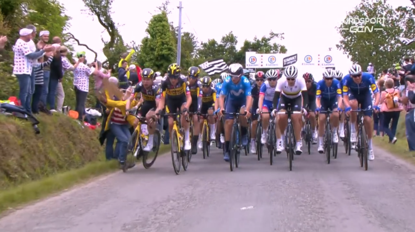 DansLaMusette's tweet photo. Un spectateur indiscipliné est à l'origine de la chute... #TDF2021 https://t.co/bWlJ0tt1Ci