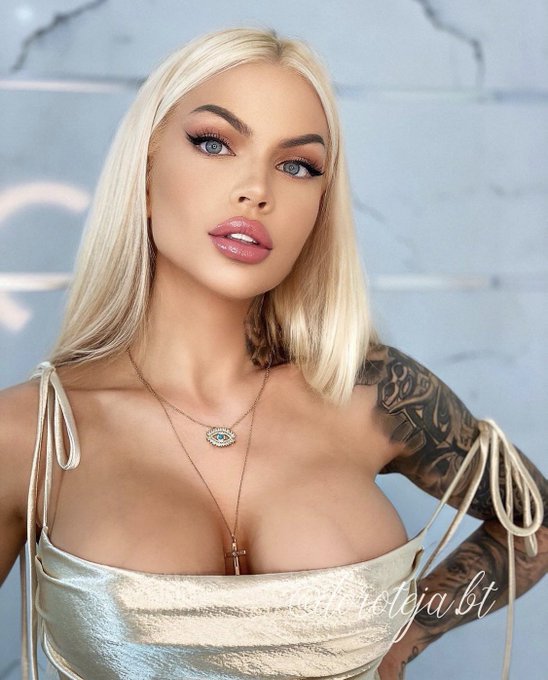 You don&rsquo;t deserve me 👸🏼 https://t.co/a6T8r52tLs