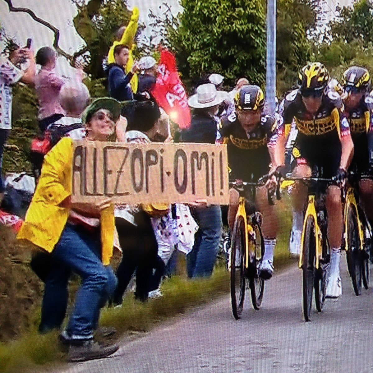 MGuingouin's tweet photo. La connasse qui ne pense qu'à passer à la télé. Et bim ! #letour #TourDeFrance2021 #francetv https://t.co/wpa2ZQ9JSV