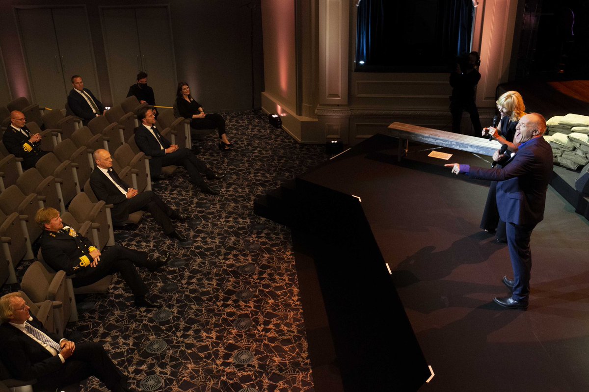 De Koning en minister-president zijn bij Veteranendag, het jaarlijkse eerbetoon aan Nederlandse veteranen. De viering is in de Koninklijke Schouwburg in Den Haag, waar vier veteranen over hun  ervaringen vertellen. De Koning ontmoet hen na afloop.   koninklijkhuis.nl/actueel/nieuws…