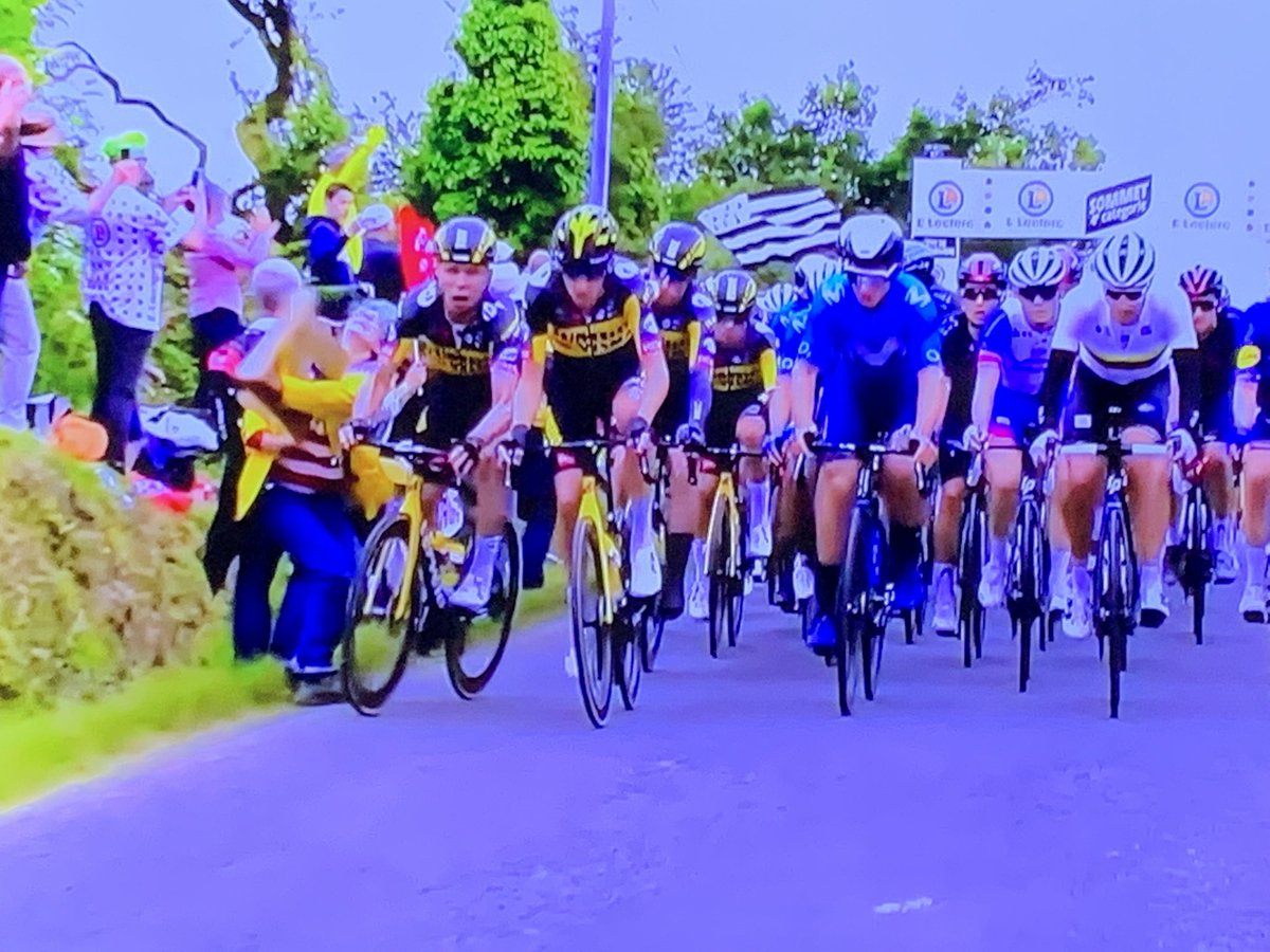Tronpodio's tweet photo. Una foto, provoca una gran caída en @LeTour cómo es posible?? https://t.co/NwEUGvNDwq