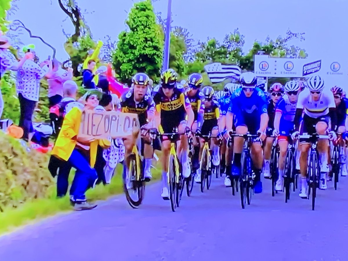 Tronpodio's tweet photo. Una foto, provoca una gran caída en @LeTour cómo es posible?? https://t.co/NwEUGvNDwq