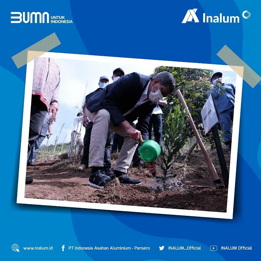 INALUM_Official's tweet photo. Pada kunjungan ini beliau juga melakukan penanaman pohon bersama dengan manajemen INALUM lainnya di Desa Tigaras, Kabupaten Simalungun, Sumatera Utara.
#InalumHebat
#MiningIndustryIndonesia
#BUMNUntukIndonesia https://t.co/nXxrXTNPqj