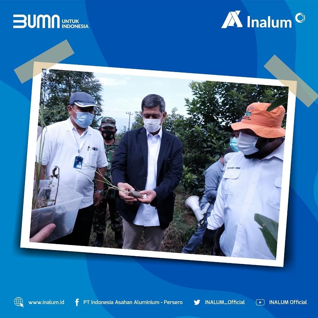 INALUM_Official's tweet photo. Pada kunjungan ini beliau juga melakukan penanaman pohon bersama dengan manajemen INALUM lainnya di Desa Tigaras, Kabupaten Simalungun, Sumatera Utara.
#InalumHebat
#MiningIndustryIndonesia
#BUMNUntukIndonesia https://t.co/nXxrXTNPqj