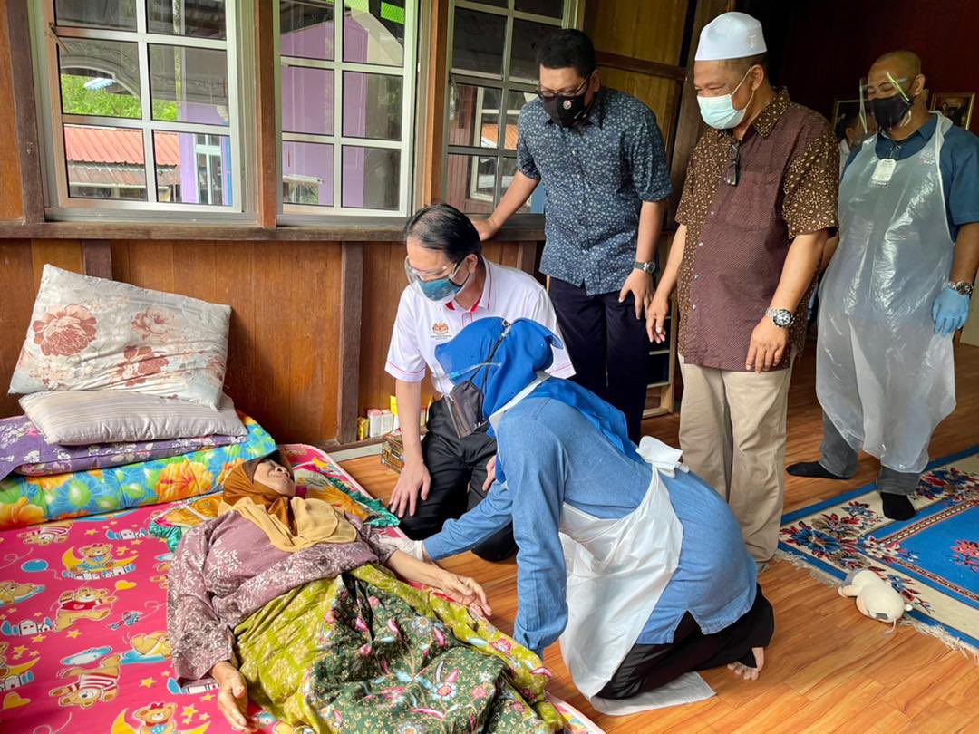 KKMPutrajaya's tweet photo. Ketua Pengarah Kesihatan, Tan Sri Dr @DGHisham  'turun padang' menjadi 'vaccinator' bersama pasukan vaksinasi bergerak di sekitar Parit Sulong, Batu Pahat, Johor, hari ini. 

Beliau sempat menyuntik vaksin kepada beberapa individu termasuk pesakit yang terlantar di rumah. https://t.co/MG9Q8gr7lW