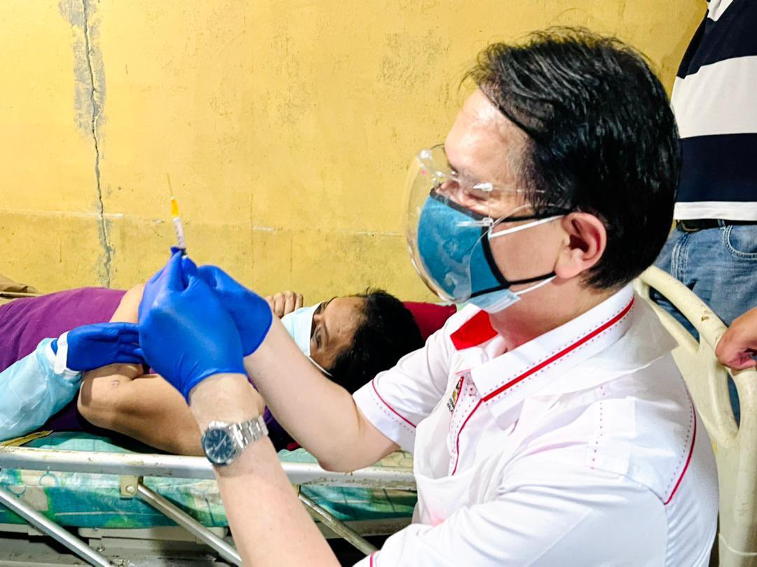 KKMPutrajaya's tweet photo. Ketua Pengarah Kesihatan, Tan Sri Dr @DGHisham  'turun padang' menjadi 'vaccinator' bersama pasukan vaksinasi bergerak di sekitar Parit Sulong, Batu Pahat, Johor, hari ini. 

Beliau sempat menyuntik vaksin kepada beberapa individu termasuk pesakit yang terlantar di rumah. https://t.co/MG9Q8gr7lW