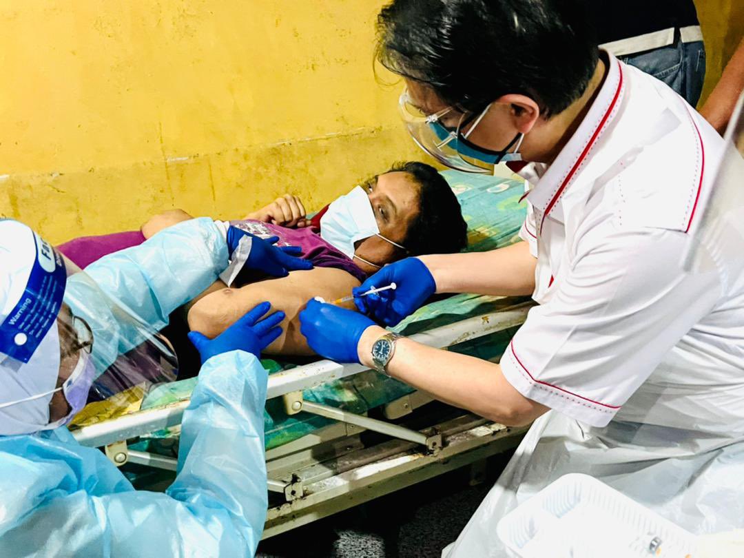 KKMPutrajaya's tweet photo. Ketua Pengarah Kesihatan, Tan Sri Dr @DGHisham  'turun padang' menjadi 'vaccinator' bersama pasukan vaksinasi bergerak di sekitar Parit Sulong, Batu Pahat, Johor, hari ini. 

Beliau sempat menyuntik vaksin kepada beberapa individu termasuk pesakit yang terlantar di rumah. https://t.co/MG9Q8gr7lW