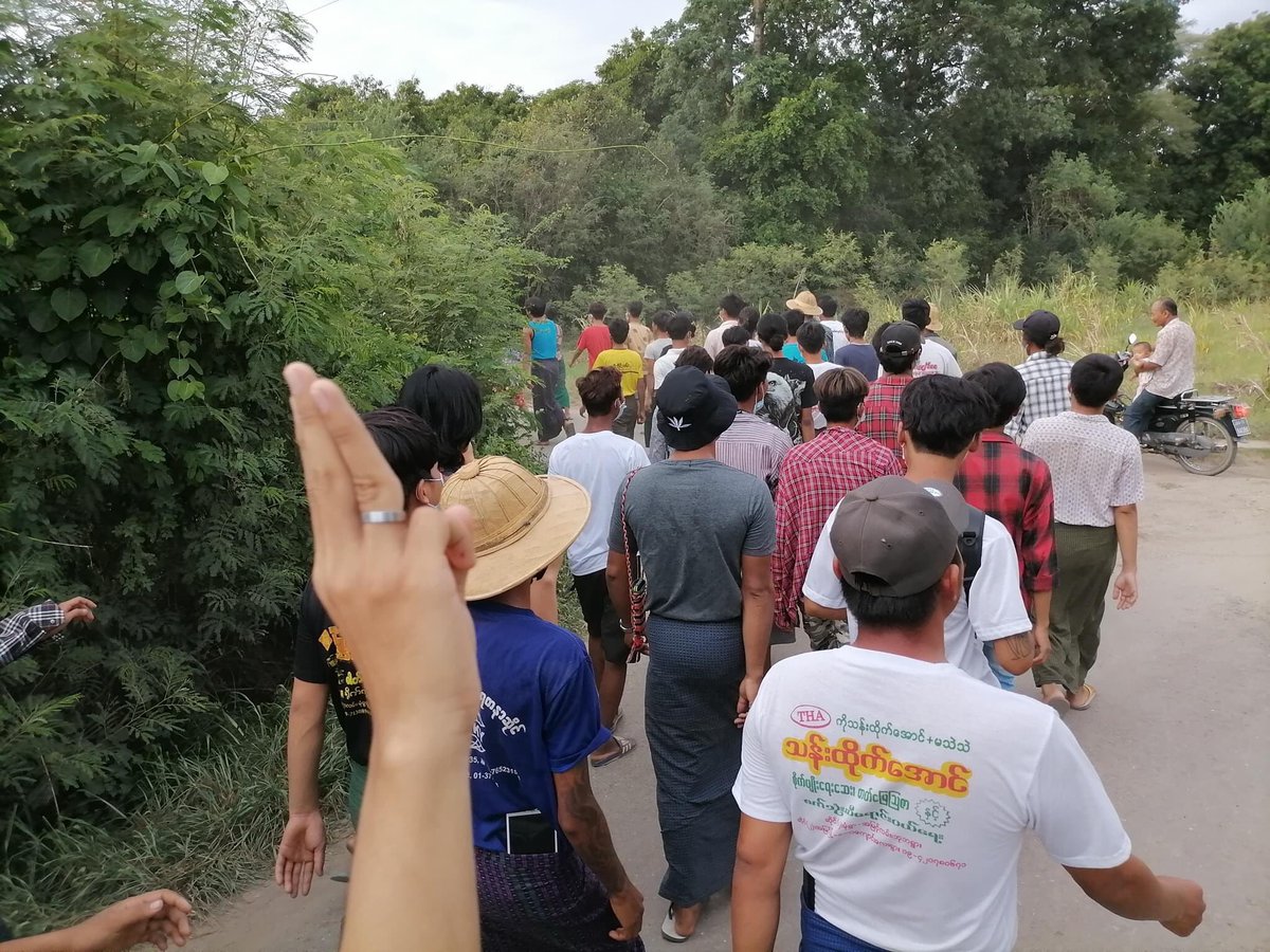 Protesters from #Amyint Roadside #Monywa villages gathered to show "We Wont Kneel Down Under Military Boots " on June 26 evening. 

#WhatsHappeningInMyanmar
#June26Coup
#GenocidalMilitary
