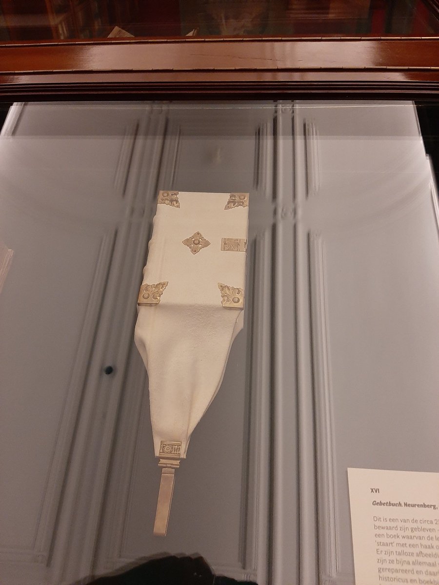 ingehulsker's tweet photo. Een buidelboek. Met een 'staart' aan de stoffen omslag en een haak om het boek aan je riem te hangen. Zo ontdek je nog 's wat in het Huis van het Boek. #museum #meermanno #huisvanhetboek #boeken #boek https://t.co/tblyjXVTwA