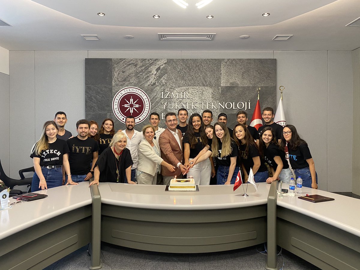 ProfYusufBaran's tweet photo. İYTE Halk Dansları Topluluğu 2020-2021 yılı mezunlarımız ile bir araya geldik ve Enstitümüze yaptıkları değerli katkılar dolayısıyla kendilerine teşekkür edip plaketlerini sunduk. 

Tüm mezun öğrencilerimizin yolu açık, hayalleri gerçek olsun.
@iytehdt https://t.co/S0RMUsWGNj