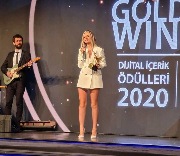 ozgexcs's tweet image. &apos;güçlü görünmek zorundaydım ne kadar acıtsa da hislerim