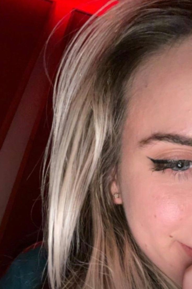 ozgexcs's tweet image. &apos;güçlü görünmek zorundaydım ne kadar acıtsa da hislerim