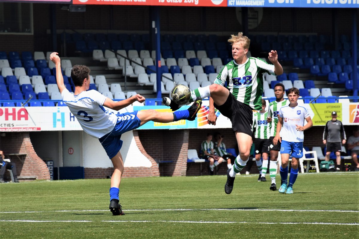 <a href="/SVURK/">Sportvereniging Urk</a> <a href="/SvUrkD1/">Urk JO17-1</a> voetbal lijkt tocht ook vaak op ballet!