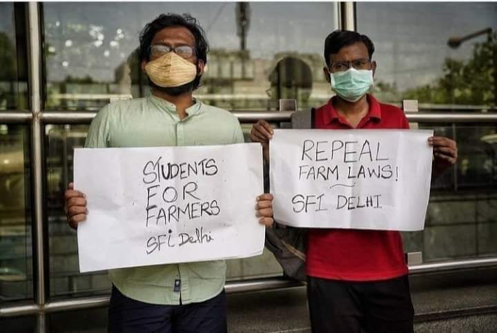 SFI_CEC's tweet photo. 3 SFI Delhi State committee members including State President Sumit, Varkey and Anil got detained, with other protestors while gathering in solidarity with the protesting farmers.They were detained at ACP Office in Maurice Nagar and released later.
Rise in Rage. 
#FarmersProtest https://t.co/3rkkSrMYi3