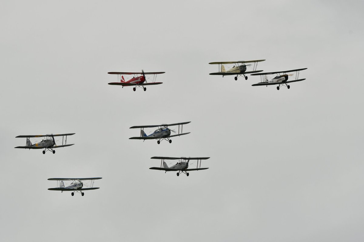mattiraptor83's tweet photo. Tiger Moths putting on a display at the Battle of Britain Display at Headcorn.
#headcorn #headcornaerodrome #battleofbritain #battleofbritainairshow #airshow #airshow2021 #bobairshow #aerolegends #aerolegendsuk #ww2 #worldwartwo #raf #royalairforce #flightdisplay #photography https://t.co/nUCrWXp9YH