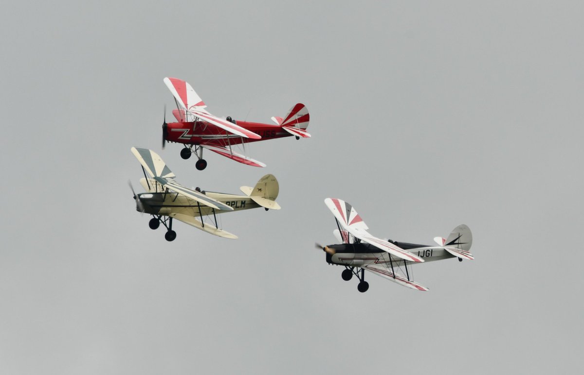 mattiraptor83's tweet photo. Tiger Moths putting on a display at the Battle of Britain Display at Headcorn.
#headcorn #headcornaerodrome #battleofbritain #battleofbritainairshow #airshow #airshow2021 #bobairshow #aerolegends #aerolegendsuk #ww2 #worldwartwo #raf #royalairforce #flightdisplay #photography https://t.co/nUCrWXp9YH
