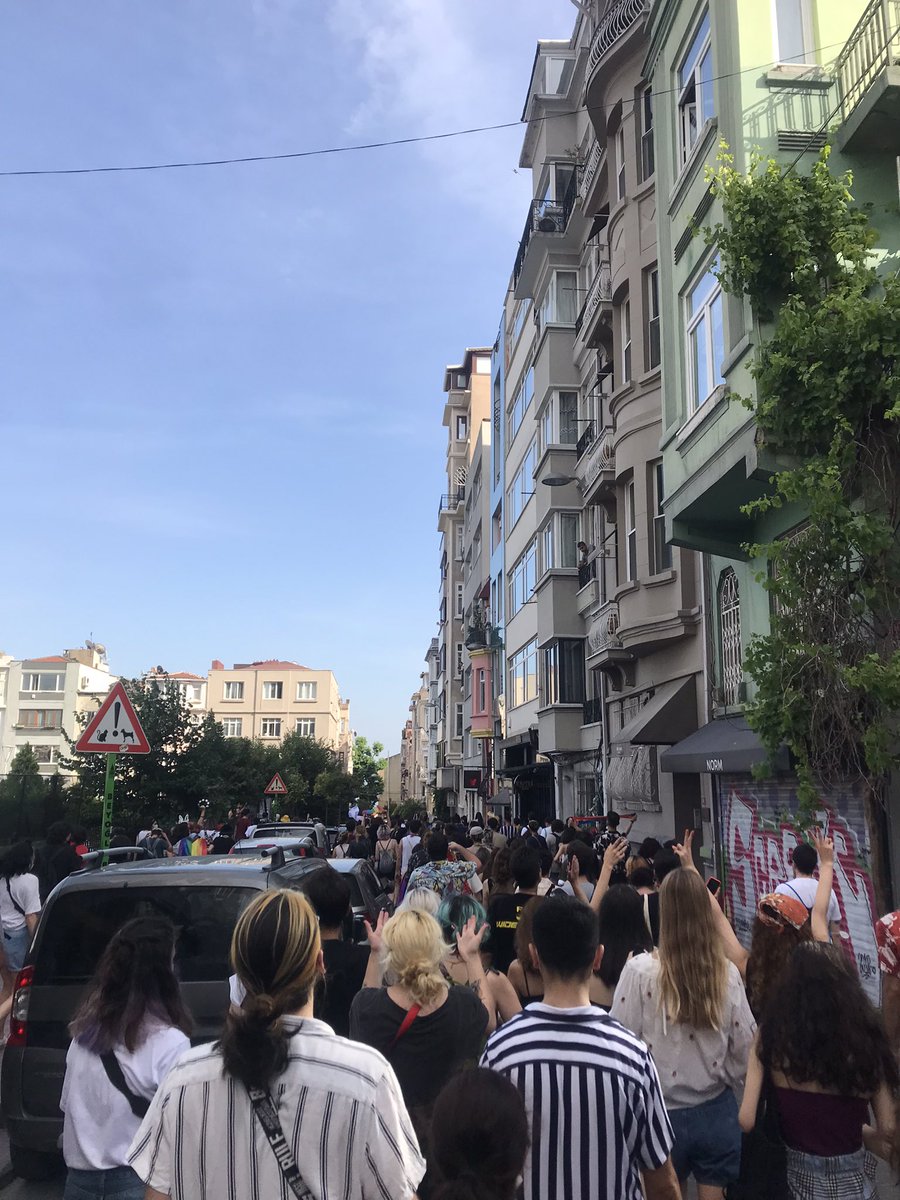 bogaziciLGBTIA's tweet photo. Cihangir’de yürüyen yüzlerce kişiye polis plastik mermi ve biber gazıyla saldırdı, kitleyi sıkıştırıp üstlerine yürüyerek işkenceye yapmaya çalıştılar https://t.co/96CTMbKWRn