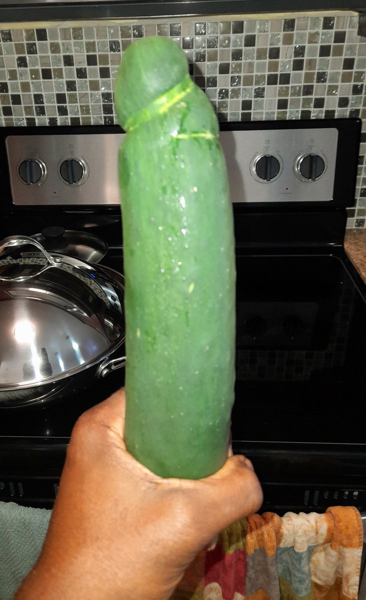 MichaelMartinKN's tweet photo. Farmer said it probably got caught in a vine while growing. It's only a cucumber. https://t.co/v77UI9IHqR