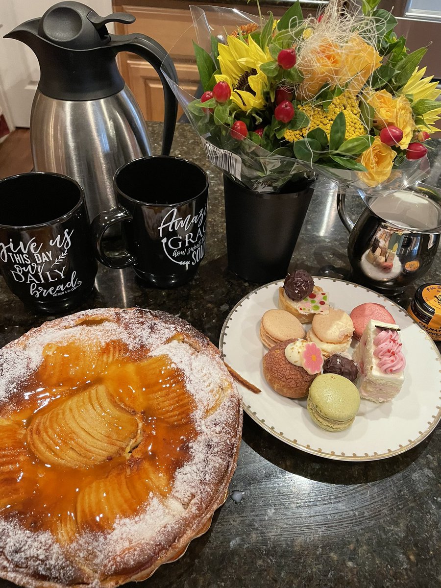 IAmSophiaNelson's tweet photo. When one of your besties drops by your house with goodies &amp; gifts just because. I have an amazing ROW of women friends in my life. Happy Saturday! #SaturdayVibes #selfcare #SelfCareSaturday https://t.co/9KbAdMLgRs