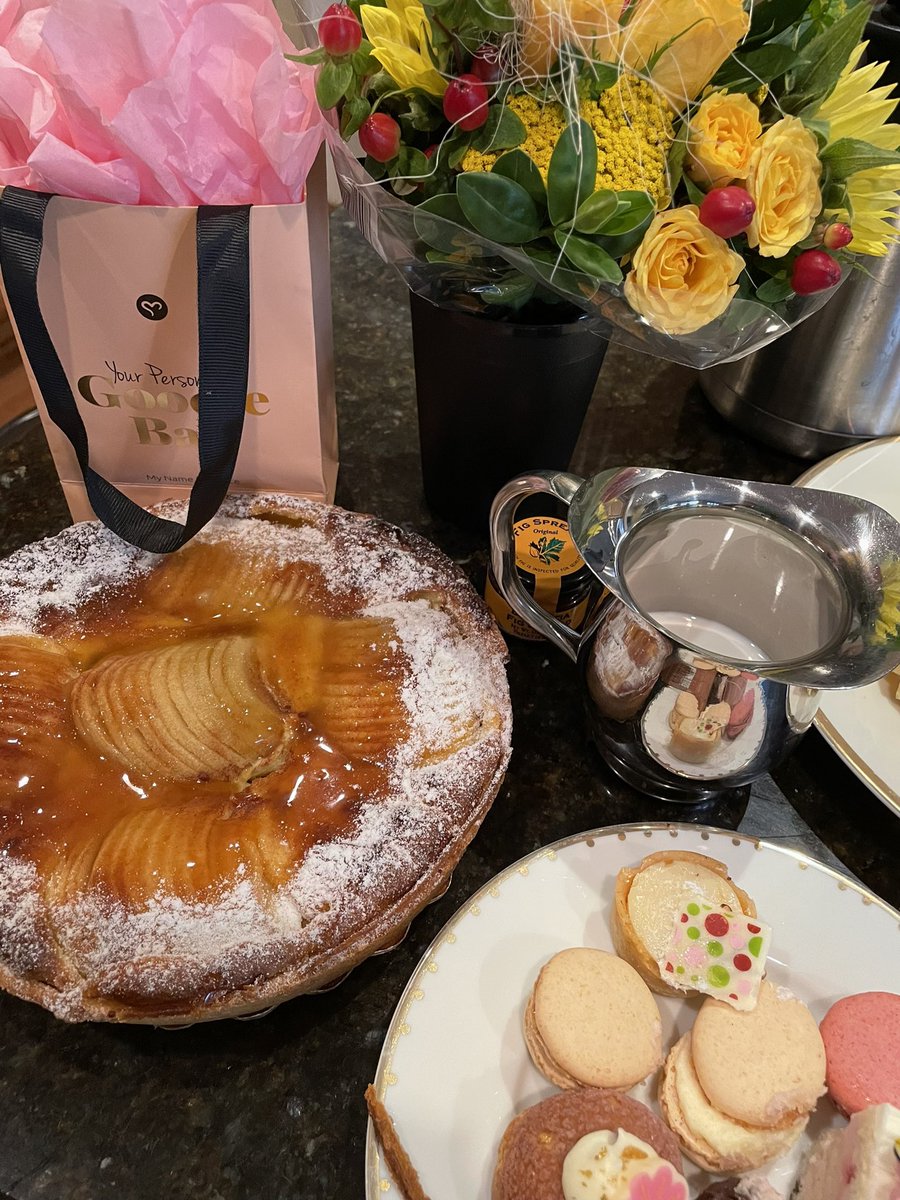 IAmSophiaNelson's tweet photo. When one of your besties drops by your house with goodies &amp; gifts just because. I have an amazing ROW of women friends in my life. Happy Saturday! #SaturdayVibes #selfcare #SelfCareSaturday https://t.co/9KbAdMLgRs