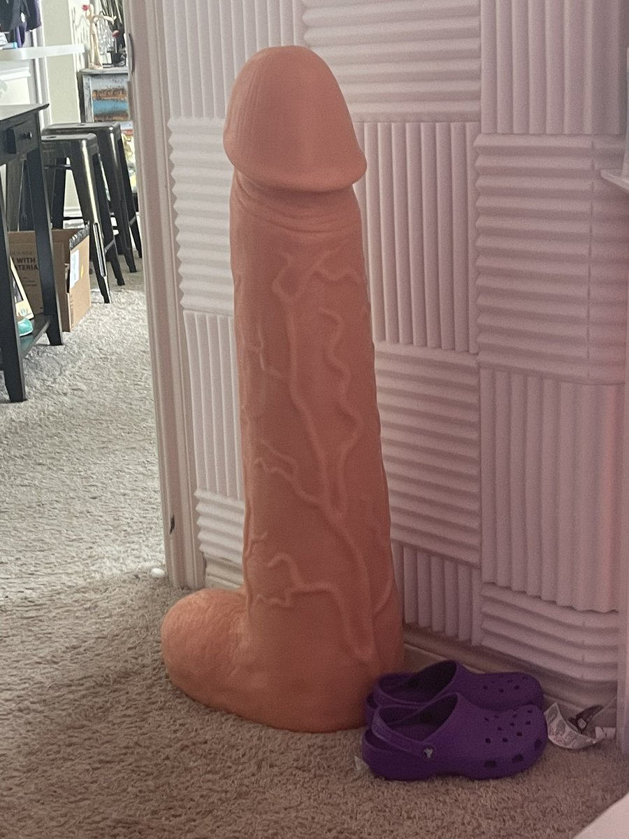 KaleiRenay's tweet image. the internet tech has to come into my room because my modem is in there and i forgot that in order to do that he has to walk past this