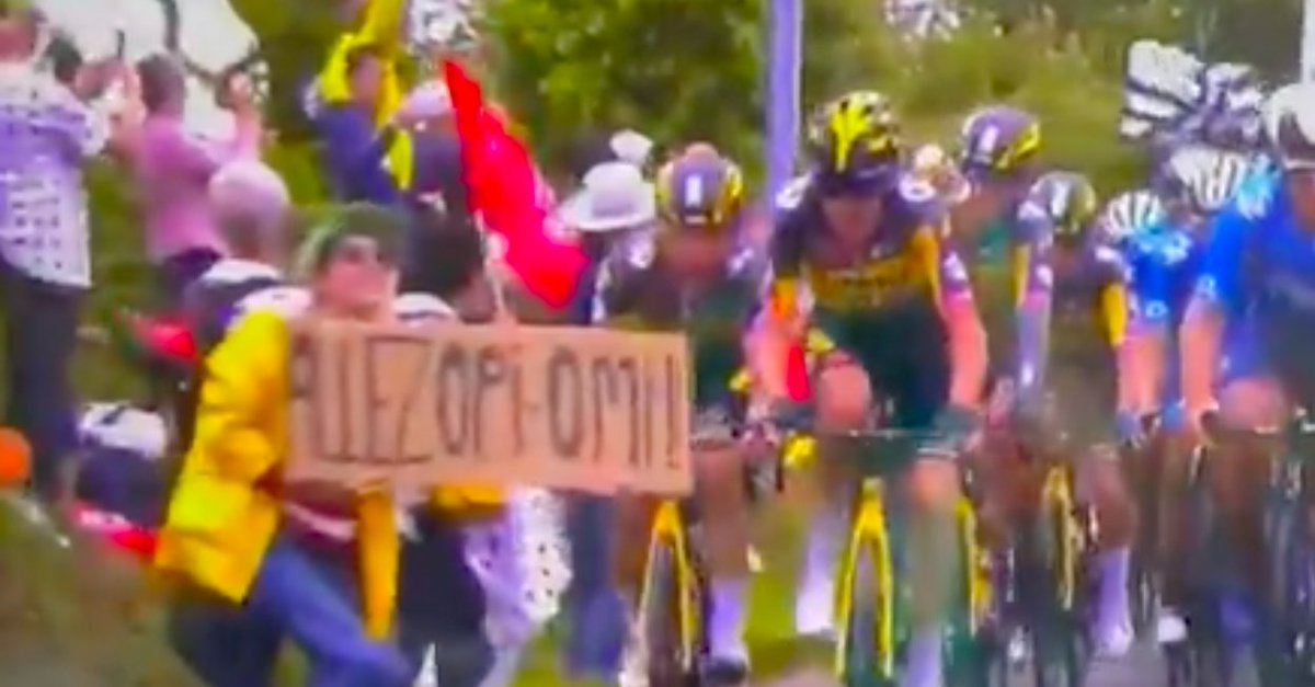 SpeldSport's tweet photo. Opi en omi: ‘Er is een reden dat we nooit op bezoek komen’ #TDF2021 https://t.co/PAaavF7fFt