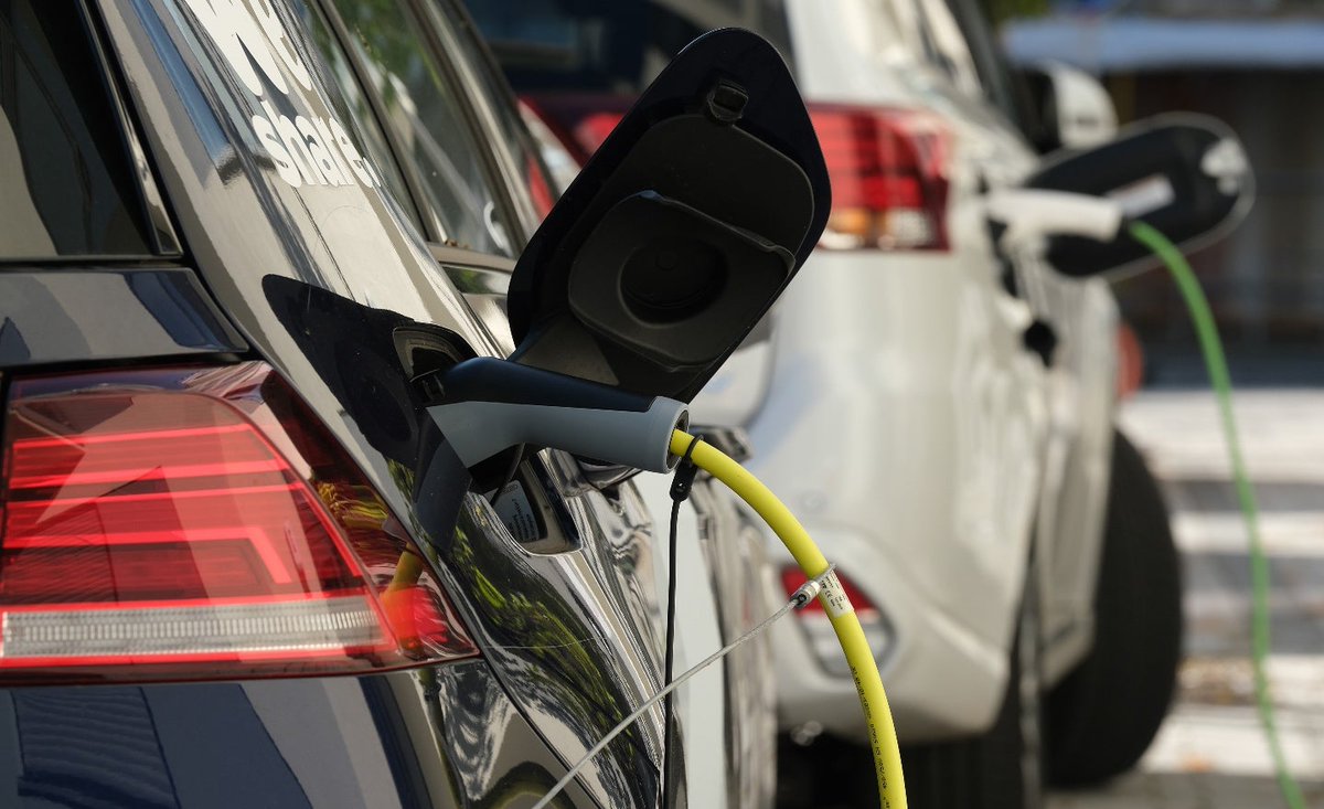 AprilBolduc's tweet photo. Over the life of a car, EVs cost $8k less to own than gas vehicles. As the cars age this gap increases to $12k. The Hill bases this on the DOE’s study results that found ICE vehicles were 4 cents per mile more than EV. Long-term savings is in maintenance. https://t.co/04wyQv4RWO https://t.co/a2gZG5a3dq