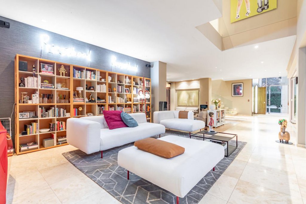 Ennik_Estates's tweet photo. Step into the entrance hall, pause, and catch your breath… time and again! Look straight ahead, and up and down – seamless, stylish, absorbing, and totally luxurious.
⠀
#EnnikEstates #PrimeRealEstate #houghton https://t.co/WuVeSrhN55