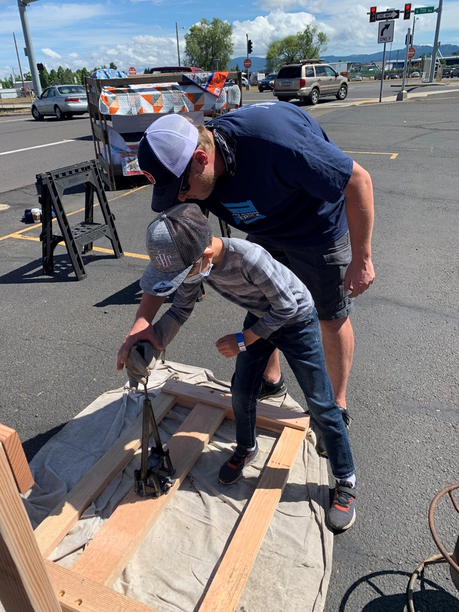 PenFed's tweet photo. "No Kid Sleeps On The Floor In Our Town!" That's the motto of the non-profit, Sleep in Heavenly Peace. Our colleagues in San Antonio, TX & Eugene, OR volunteered at the #BunksAcrossAmerica event to help build beds for children who need them.
#Service #Community #GivingBack https://t.co/6I6q8LG7Qp
