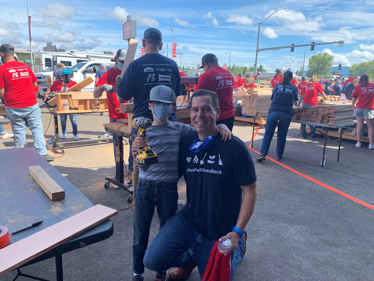 PenFed's tweet photo. "No Kid Sleeps On The Floor In Our Town!" That's the motto of the non-profit, Sleep in Heavenly Peace. Our colleagues in San Antonio, TX & Eugene, OR volunteered at the #BunksAcrossAmerica event to help build beds for children who need them.
#Service #Community #GivingBack https://t.co/6I6q8LG7Qp