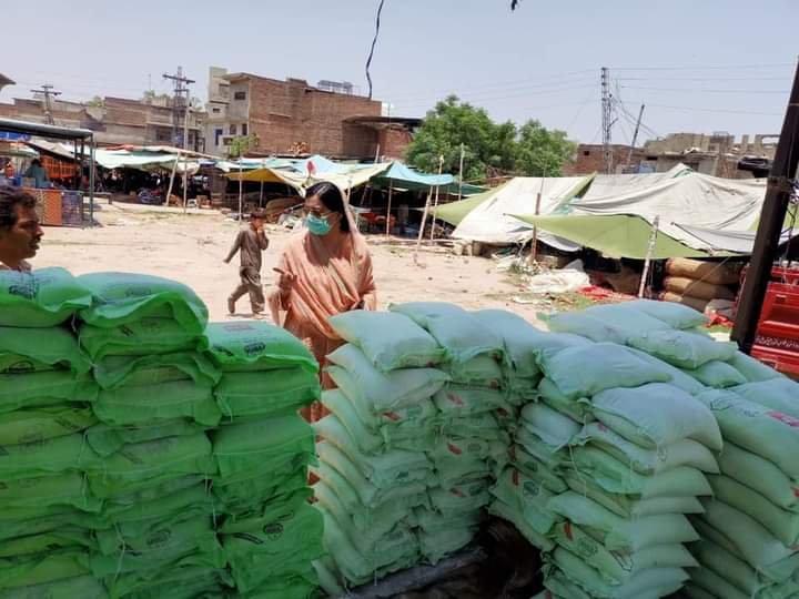 SoniaSadafOffi1's tweet photo. Subsidised Atta is being sold at Jinnah Fly over and Old Sabzi Mandi Sahulat Bazars on daily basis. 

Additionally, 12 Atta selling points have been established at the shops mentioned in the attached picture where subsidised atta is made available every day at 430 rupees per10 kg https://t.co/LUT7oI7t9q