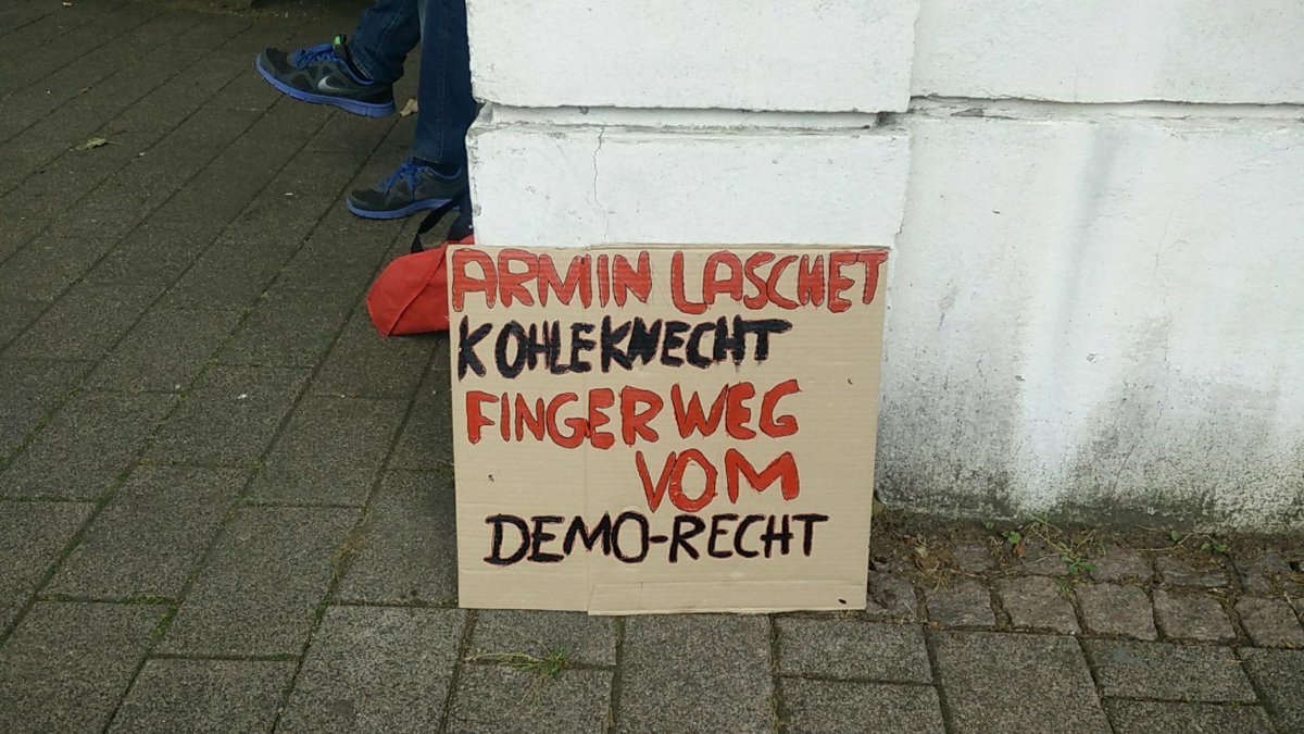 17:03 Aus gesicherter Quelle wissen wir, dass der Pressesprecher des Innenministeriums bei dem Polizeiübergriff ebenfalls durch die Polizei verletzt wurde. #dus2606 #NoVersGNRW #VersGNRWstoppen