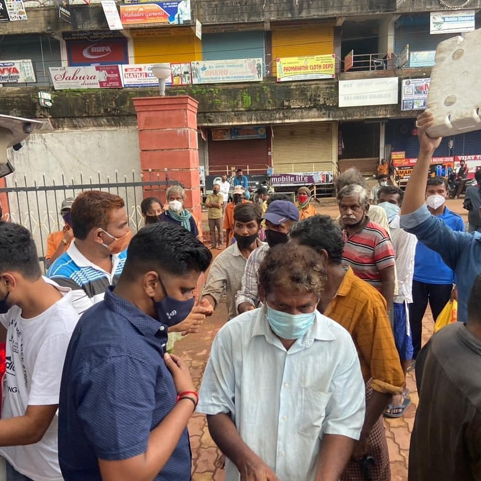 luqmanbantwal's tweet photo. Day 59
Dakshina Kannada Youth Congress Team Distributed Food Packets to Daily Labours & all the Needy People at Mangalore.
#SOSIYC #SOSIYCDK #SOSKPYC
@srinivasiyc @IYC @IYCKarnataka @KPYCMedia. https://t.co/9jqTPphnjw