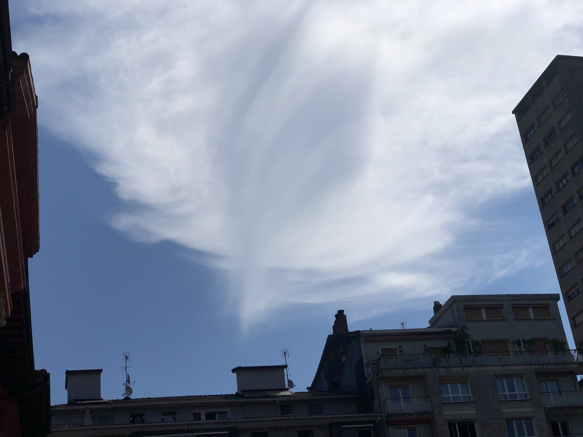 ToniBarreraEsco's tweet image. #Cirroestrats (#Cirrostratus #Cs) amb #Virga aquest migdia des de la plaça d’Untzaga a #Eibar #Guipúscoa #Gipuzkoa #PaísBasc #Euskadi