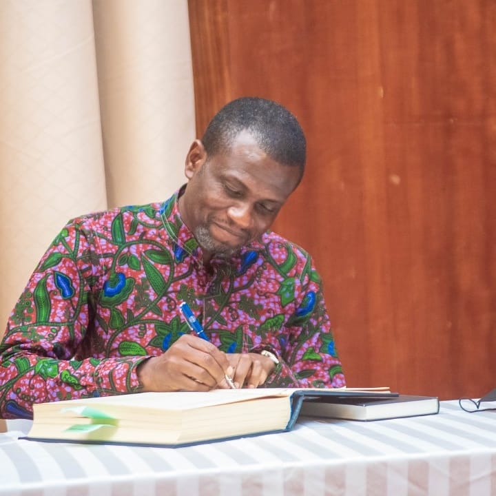 MOkrakuMantey's tweet photo. On Friday, 25th June 2021, I was sworn into office as Deputy Minister of Tourism, Arts and Culture by H.E @NAkufoAddo

It is time to work. All hands are needed on deck.🇬🇭 https://t.co/iCeOxa56Y1