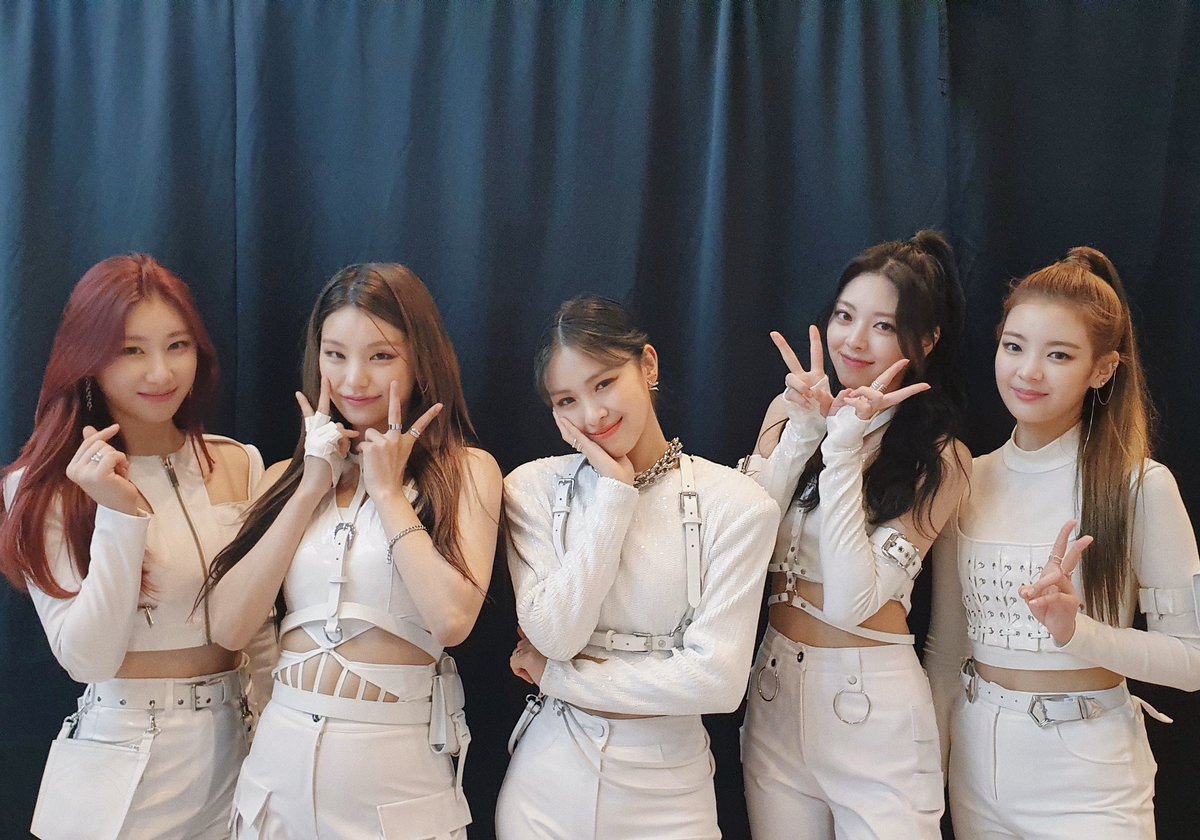 ITZYofficial's tweet photo. [ #드림콘서트 ]
MIDZY의 응원과 사랑이 가득했던 드림콘서트❤️
있지도 믿지만 믿지🥰

Dream Concert with big support and love of MIDZY❤️
ITZY always trust MIDZY🥰

#ITZY  #있지  @ITZYofficial
#MIDZY #믿지
#GUESSWHO 
#ITZY_GUESSWHO 
#마피아_Inthemorning 
#DREAMCONCERT https://t.co/yp3V76wE1t