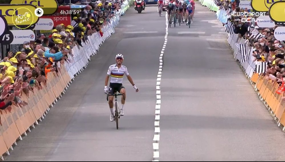 DansLaMusette's tweet photo. COLOSSAL JULIAN ALAPHILIPPE !  #TDF2021 https://t.co/3uV6X3qP2e