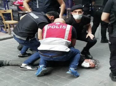 boaziihukuk1's tweet photo. Bu görüntü üzerine konuşmamız lazım, bu görüntü üzerine düşünmemiz lazım, bu görüntünün bir daha yaşanmaması için elimizden geleni yapmamız lazım, bir kişi daha eksilmemek için! #Pride2021 https://t.co/0qdBjyuqrR