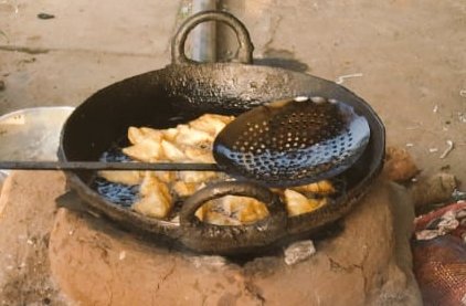 OdishaTrails's tweet photo. Full #desi style #singada (#samosa) made on #firewood stove 😇🔥
#evening #Cooking #snacks #India #countryfood #localflavor #traditional #Odia #Odisha #lockdownseries #food #foodie #OdishaTrails https://t.co/YeN7ApIv2i