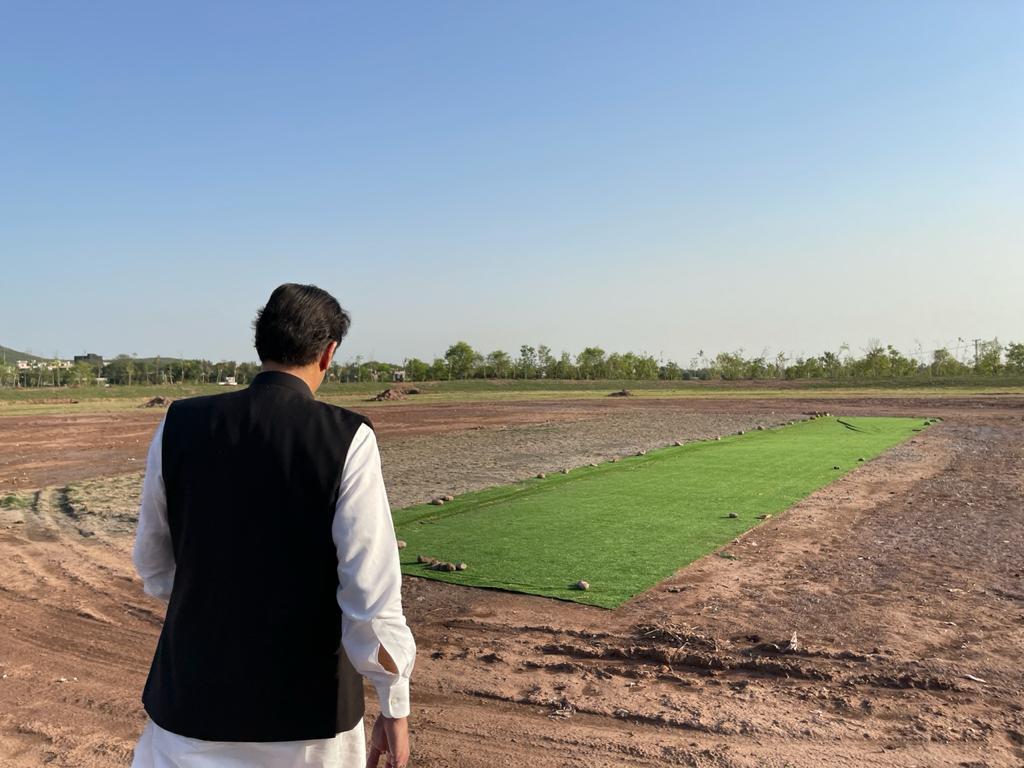arslankhalid_m's tweet photo. کورنگ نالہ،بنی گالہ میں یہ کرکٹ گراؤنڈ وزیراعظم خاص کر بنی گالہ کے نوجوانوں کے لیے بنوا رہے۔ وزیراعظم کا ویژ ن ہے کہ پورے ملک میں نوجوانوں کے لیے جہاں جہاں سرکاری اراضی کو نوجوانوں کے لیے کھیل کے میدانوں اور پارکوں میں تبدیل کیا جاسکتا ہے، فورا کیا جائے
#NayaPakistan https://t.co/wvN2SS80t2