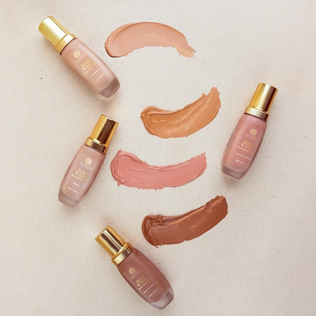 Have you tried our Natural Makeup Collection yet? See what celebrity makeup artist Jasmeet Kapany has to say about her most-loved product- the Som Rasa Silk Skin Tints from our natural Makeup Collection. Discover all variants  on our website now bit.ly/39YYUiP!
