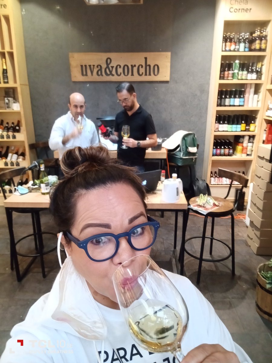 vane_browners's tweet photo. Muy contenta de ayudar y participar en el programa de hoy de Vinotopia con los amigos de @UvayCorcho y el @ChefArielFM  gracias amigos #ladysommelier https://t.co/IPaPhPBRU2