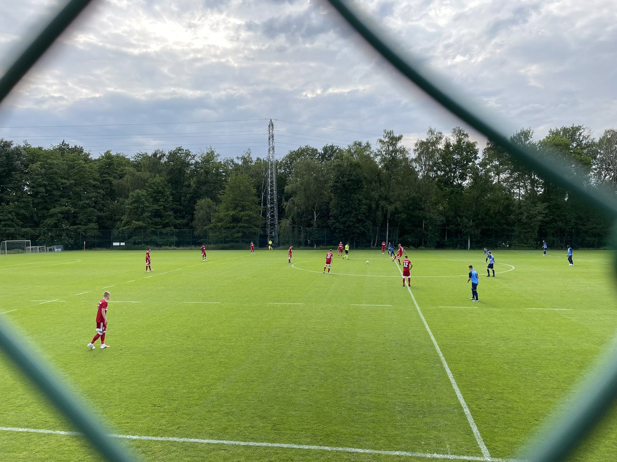 ⏱ C’est parti pour le premier match amical des Rouches ! 🔴⚪️

⏱ We zijn vertrokken voor de eerste oefenmatch van de Rouches ! 🔴⚪️

#STAROC #COYR 👊