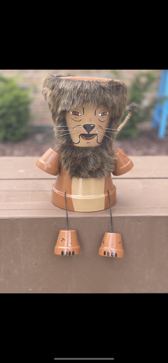DDD_Pots's tweet photo. Look who followed the yellow brick road to visit DDD! #wizardofoz #kansas #yellowbrickroad #Kansas #business #flowerpots #daddydaughterdecor #SmallBusinessSaturday #SmallBusiness https://t.co/imDFEtdF6T