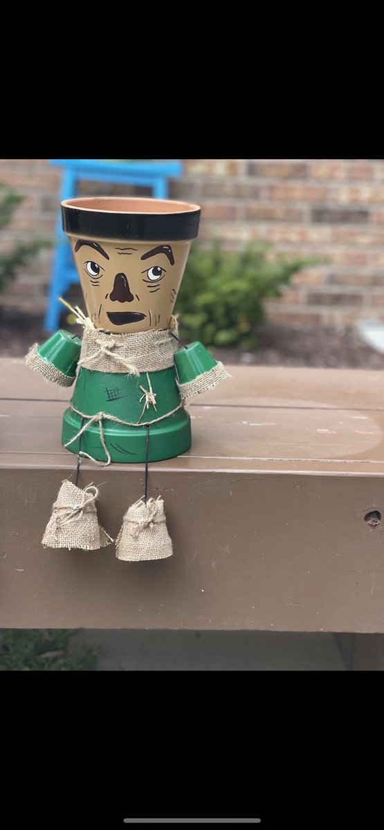 DDD_Pots's tweet photo. Look who followed the yellow brick road to visit DDD! #wizardofoz #kansas #yellowbrickroad #Kansas #business #flowerpots #daddydaughterdecor #SmallBusinessSaturday #SmallBusiness https://t.co/imDFEtdF6T